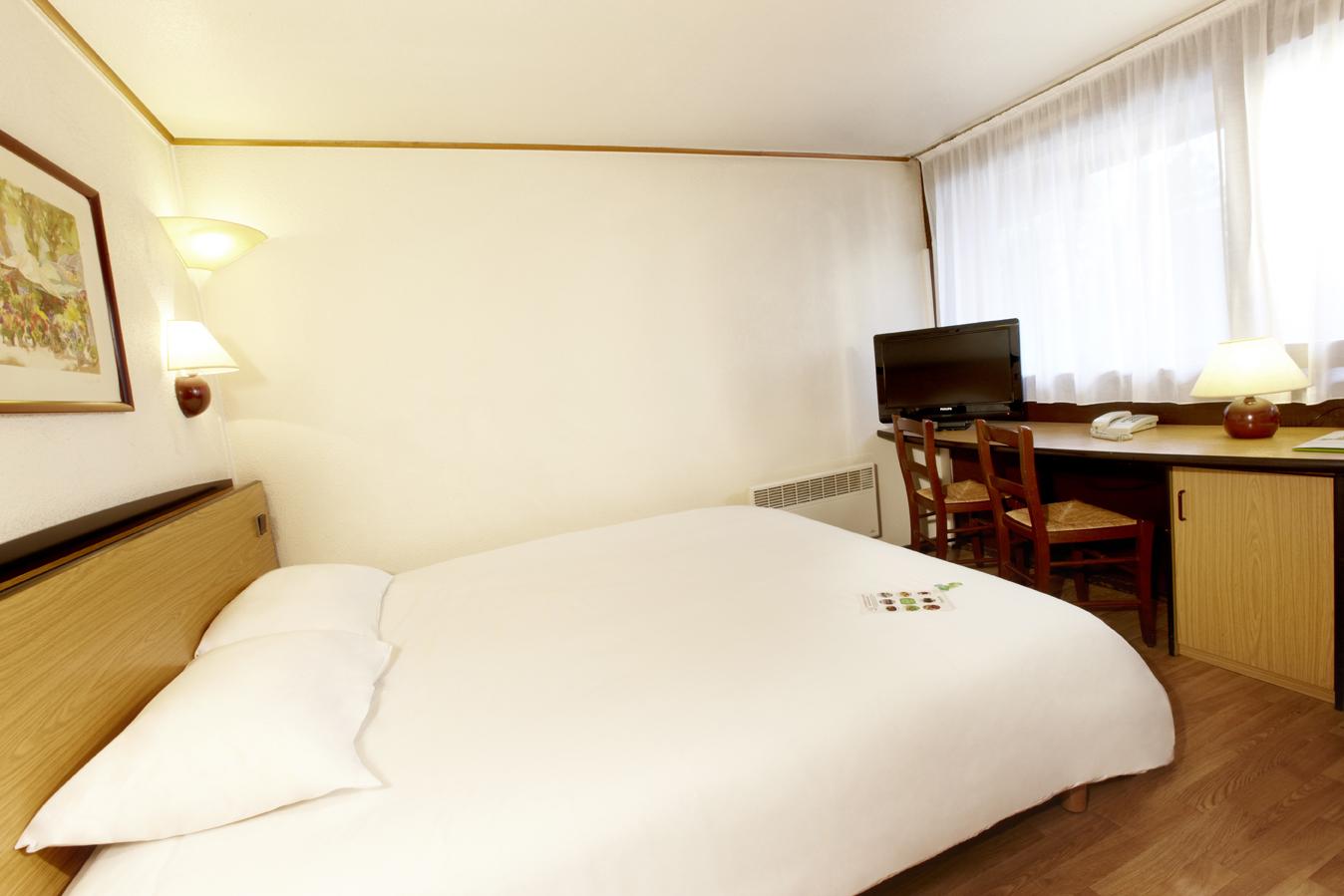 Campanile Plaisir Hotel Exterior photo