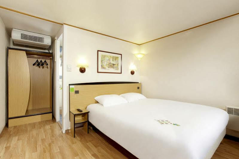 Campanile Plaisir Hotel Exterior photo